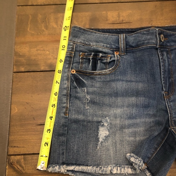 NEW LISTING! Ripped Detail Frayed Hem Denim Shorts - Picture 11 of 13